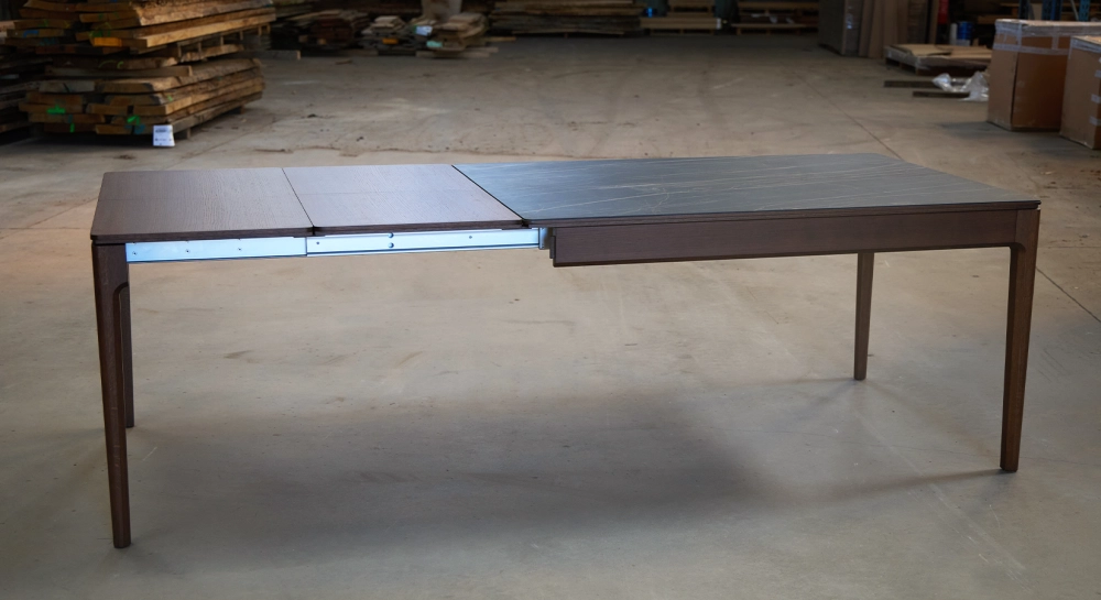 Table extensible 6 à 12 personnes en chêne et céramique allonges bois avec bois teinte marron foncé et plateau céramique effet marbre noir 140x100 cm Table extensible 6 à 12 personnes en chêne et céramique allonges bois avec bois teinte marron foncé et plateau céramique effet marbre noir 140x100 cm