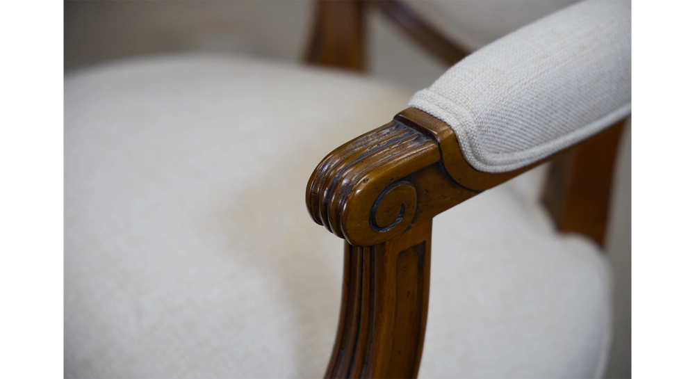 Fauteuil ancien style Louis XVI bois teinte foncée et tissu beige naturel Fauteuil ancien style Louis XVI bois teinte foncée et tissu beige naturel