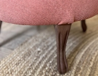 Fauteuil crapaud sans accoudoirs pieds bois teinte noyer et tissu rose corail Fauteuil crapaud sans accoudoirs pieds bois teinte noyer et tissu rose corail
