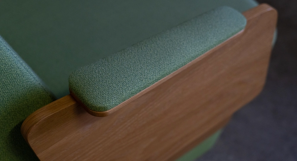 Sillón de diseño con reposabrazos roble natural asiento tejido verde manzana