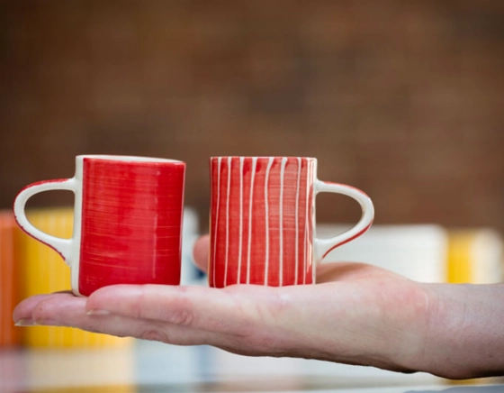 Tasse à café en céramique striée rouge