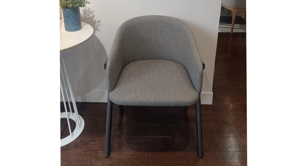 Chaise design en frêne bois teinte anthracite assise tissu gris