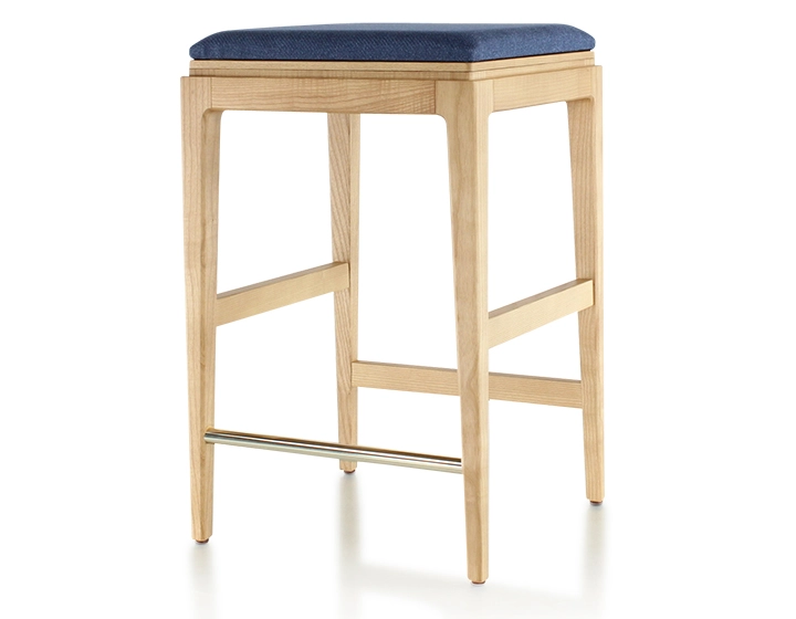 Tabouret de bar design H60 cm bois teinte naturelle assise tissu bleu marine Tabouret de bar design H60 cm bois teinte naturelle assise tissu bleu marine