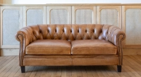 Canapé Chesterfield cuir 2 places cognac accoudoirs cloutés Canapé Chesterfield cuir 2 places cognac accoudoirs cloutés