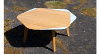 Table basse en chêne avec bois teinte naturelle et laque bleu ciel 90x90 cm Table basse en chêne avec bois teinte naturelle et laque bleu ciel 90x90 cm