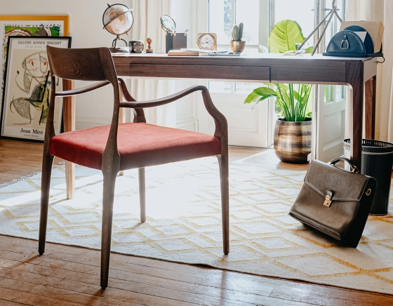 Chaise scandinave avec accoudoirs bois teinte noyer assise tissu bordeaux