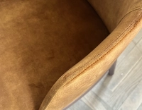 Chaise design avec accoudoirs bois teinte noyer et tissu velours bronze Chaise design avec accoudoirs bois teinte noyer et tissu velours bronze
