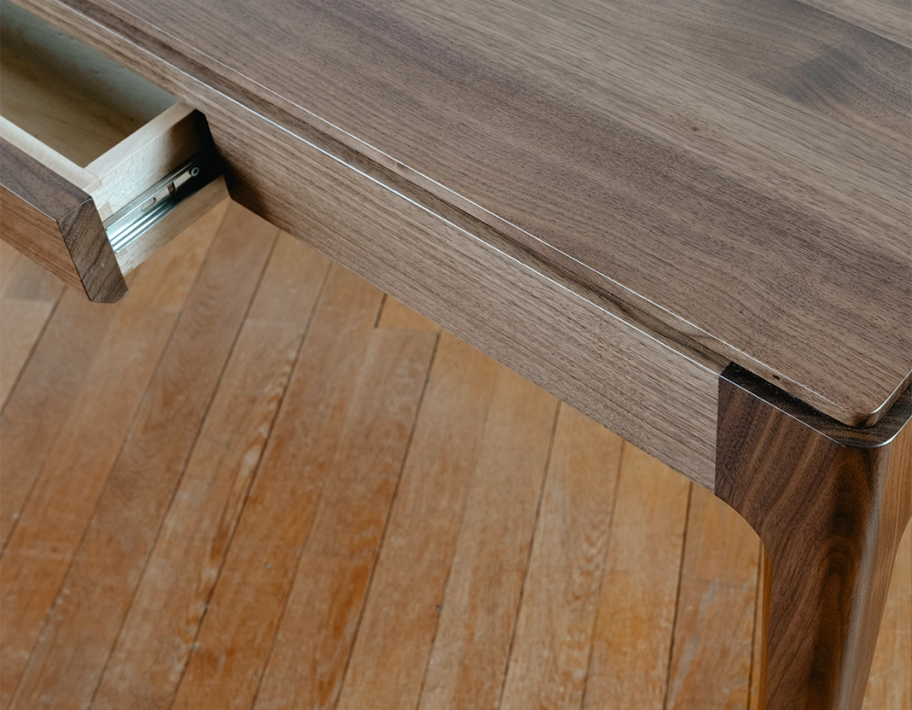 Bureau design en noyer teinte naturelle L150 cm Bureau design en noyer teinte naturelle L150 cm
