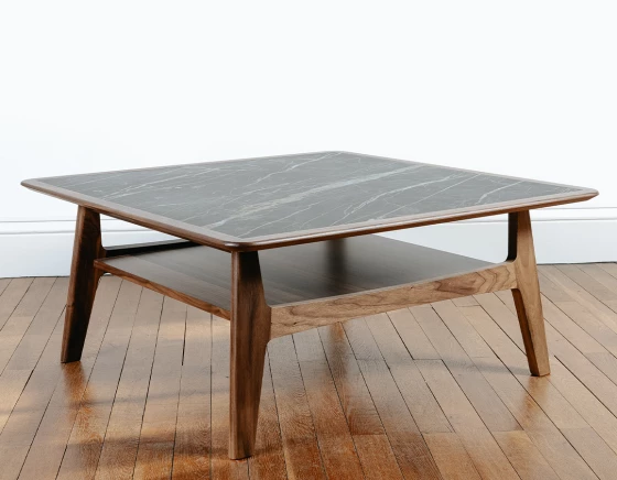 Table basse carrée en noyer dessus céramique effet marbre noir 100x100 cm