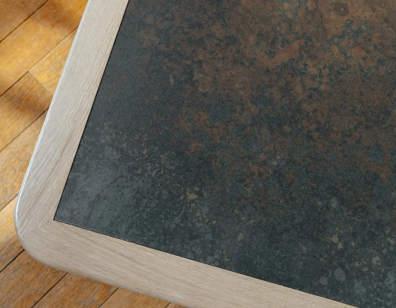 Table basse carrée en chêne naturel dessus céramique brune oxydée 100x100 cm