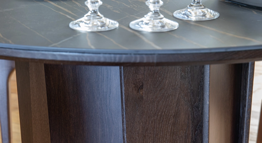 Round dining table for 6 people in oak and ceramic with dark brown stained wood and black marble effect ceramic top 140 cm Round dining table for 6 people in oak and ceramic with dark brown stained wood and black marble effect ceramic top 140 cm