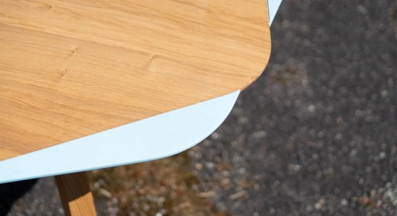 Oak coffee table with natural wood finish and sky blue lacquer. 90x90 cm