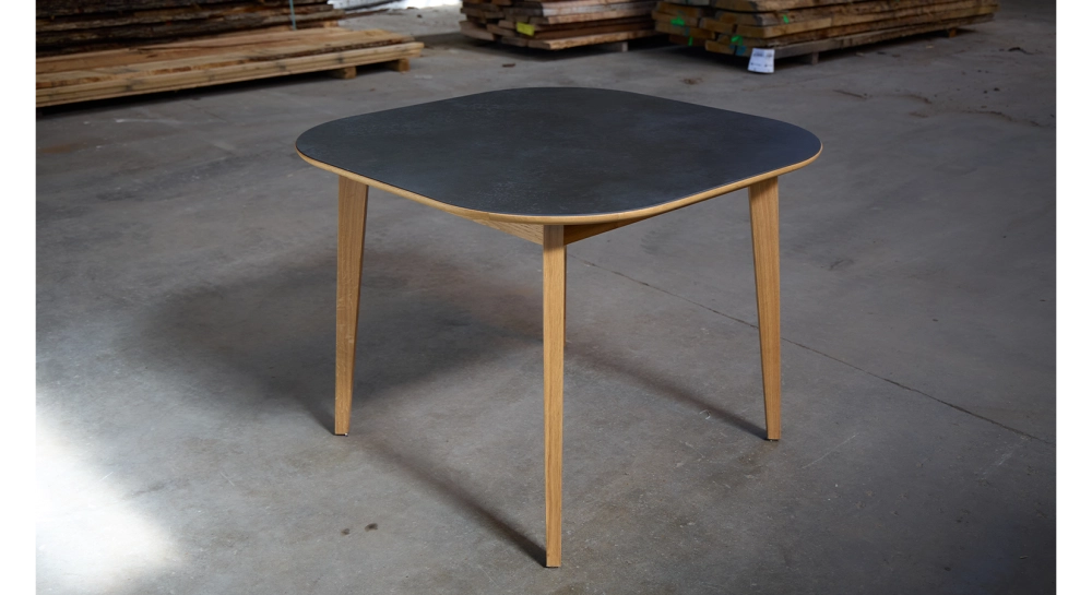 Table salle à manger 4 personnes en chêne et céramique avec bois teinte naturelle et plateau céramique gris oxydé 100x100 cm Table salle à manger 4 personnes en chêne et céramique avec bois teinte naturelle et plateau céramique gris oxydé 100x100 cm