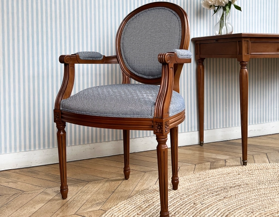 Chaise ancienne style Louis XVI avec accoudoirs bois teinte ancienne et tissu chevron bleu