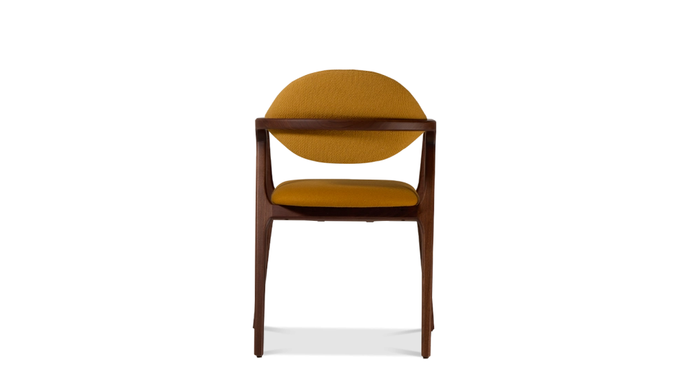 Chaise design avec accoudoirs en noyer bois teinte naturelle et tissu orange Chaise design avec accoudoirs en noyer bois teinte naturelle et tissu orange