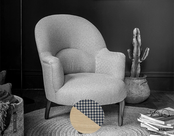 Fauteuil crapaud avec accoudoirs pieds bois teinte naturelle et tissu pied-de-poule bleu et blanc