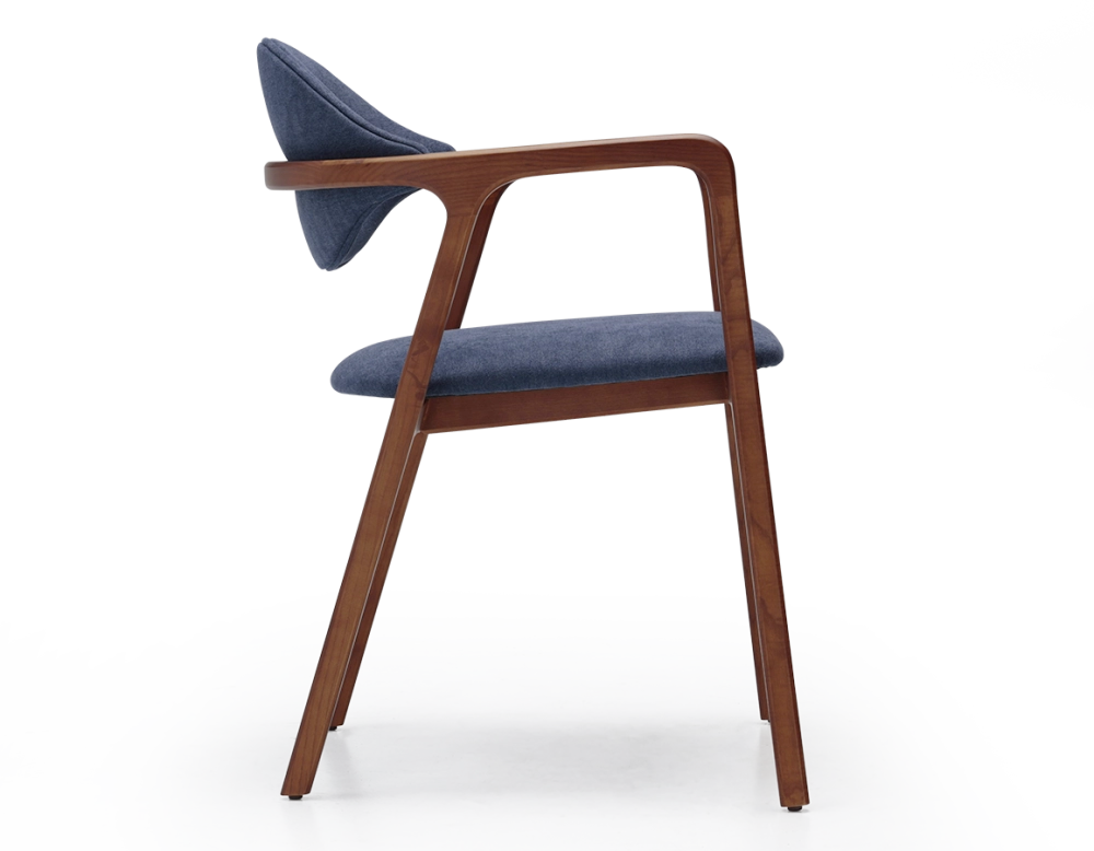 Chaise design avec accoudoirs bois teinte merisier et tissu bleu océan Chaise design avec accoudoirs bois teinte merisier et tissu bleu océan