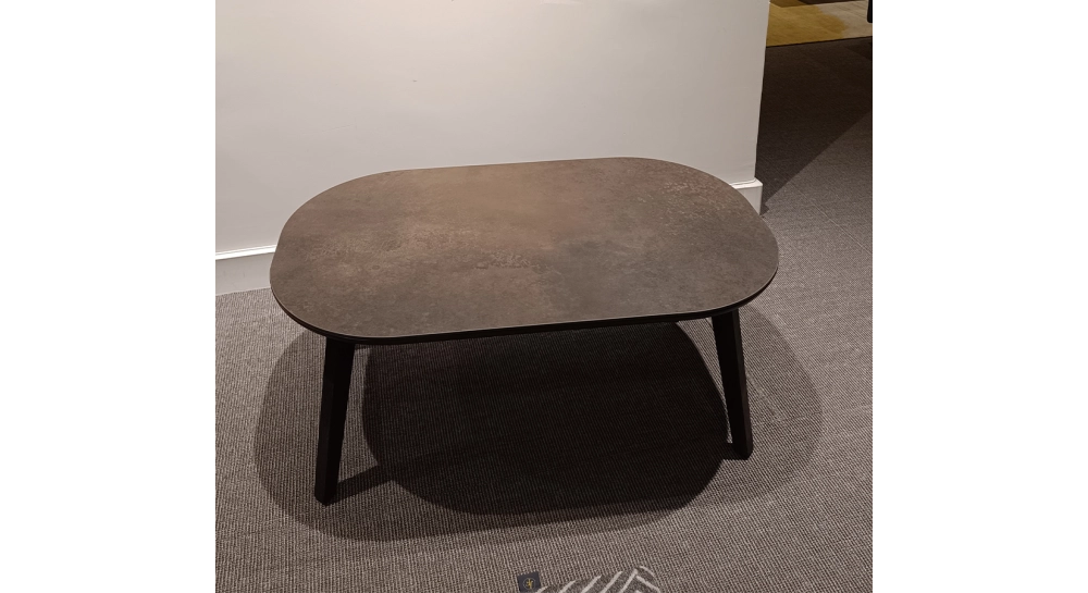 Table basse ovale en chêne et céramique avec bois teinte marron foncé plateau céramique brun oxydé 100x60 cm