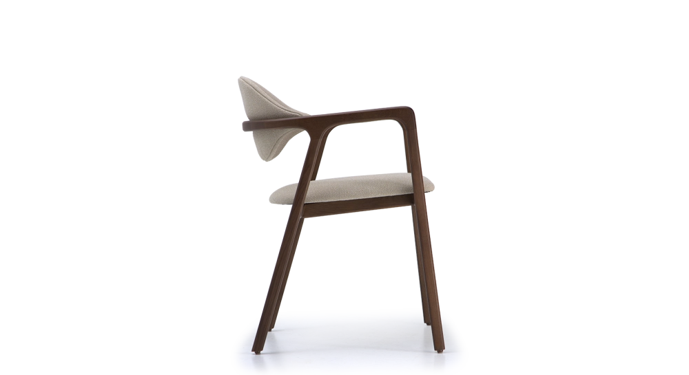 Chaise design avec accoudoirs en chêne bois teinte foncée et tissu gris Chaise design avec accoudoirs en chêne bois teinte foncée et tissu gris