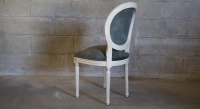 Chaise ancienne style Louis XVI bois teinte cérusée blanche et tissu gris bleu