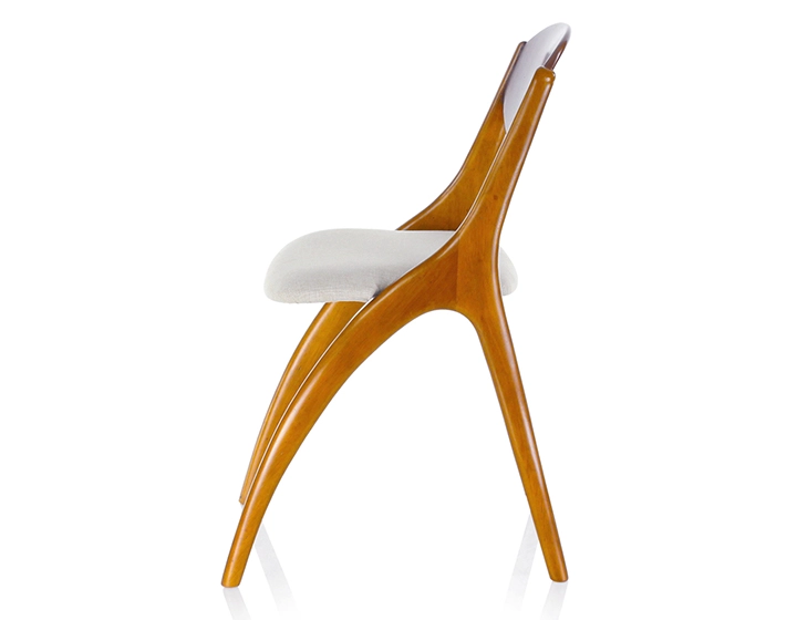 Chaise scandinave bois teinte merisier et tissu beige Chaise scandinave bois teinte merisier et tissu beige