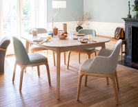 Chaise design avec accoudoirs bois teinte naturelle et tissu beige naturel Chaise design avec accoudoirs bois teinte naturelle et tissu beige naturel