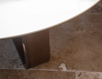 Round coffee table in oak and ceramic with dark brown stained wood white marble effect ceramic top 120 cm Round coffee table in oak and ceramic with dark brown stained wood white marble effect ceramic top 120 cm