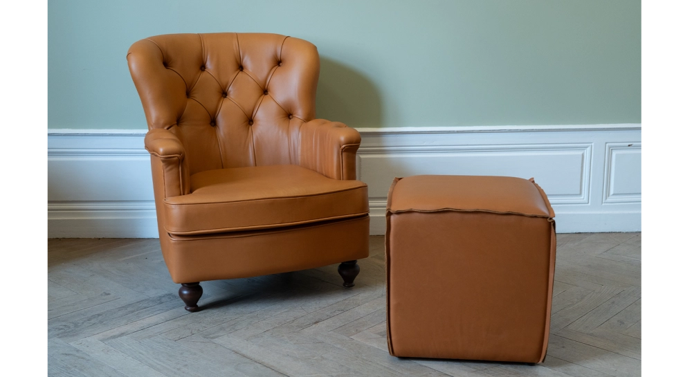 Fauteuil Chesterfield cuir noisette moyen dossier avec son pouf cube Fauteuil Chesterfield cuir noisette moyen dossier avec son pouf cube