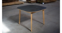 Table salle à manger 4 personnes en chêne et céramique avec bois teinte naturelle et plateau céramique gris oxydé 100x100 cm Table salle à manger 4 personnes en chêne et céramique avec bois teinte naturelle et plateau céramique gris oxydé 100x100 cm