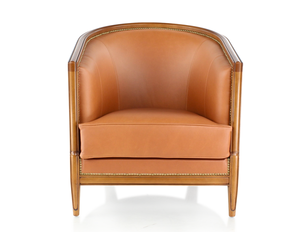 Sillón antiguo con reposabrazos moldurados madera con tinte envejecido y piel caramelo