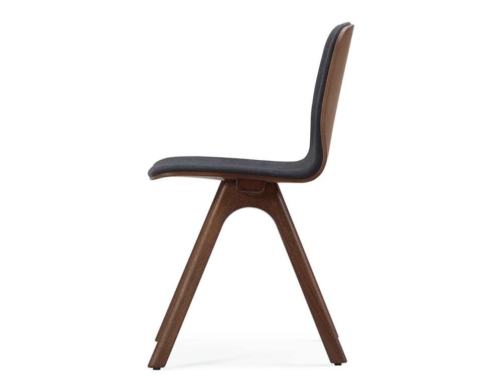 Chaise design en chêne tapissé bois teinte marron foncé assise tissu gris anthracite Chaise design en chêne tapissé bois teinte marron foncé assise tissu gris anthracite