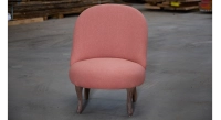 Fauteuil crapaud sans accoudoirs pieds bois teinte noyer et tissu rose Fauteuil crapaud sans accoudoirs pieds bois teinte noyer et tissu rose