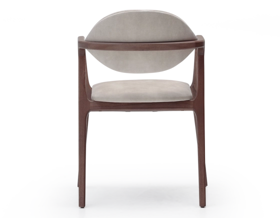 Chaise design avec accoudoirs bois teinte noyer et tissu velours sable