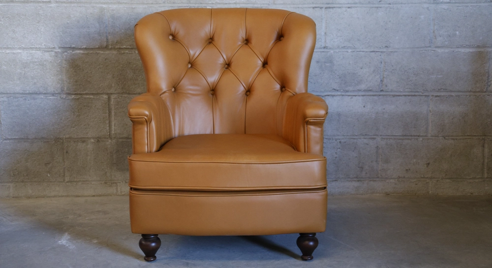 Fauteuil Chesterfield cuir noisette moyen dossier