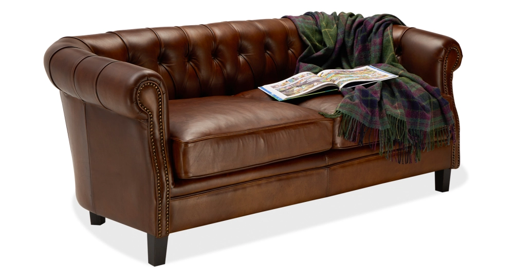 Canapé Chesterfield cuir 2 places marron vintage accoudoirs cloutés Canapé Chesterfield cuir 2 places marron vintage accoudoirs cloutés
