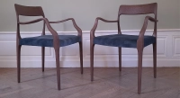 Lot de 2 chaises avec accoudoirs bois teinte marron foncé et tissu velours bleu Lot de 2 chaises avec accoudoirs bois teinte marron foncé et tissu velours bleu