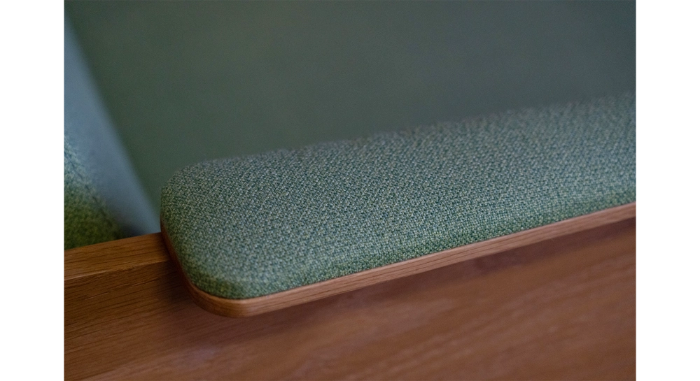 Sillón de diseño con reposabrazos roble natural asiento tejido verde manzana