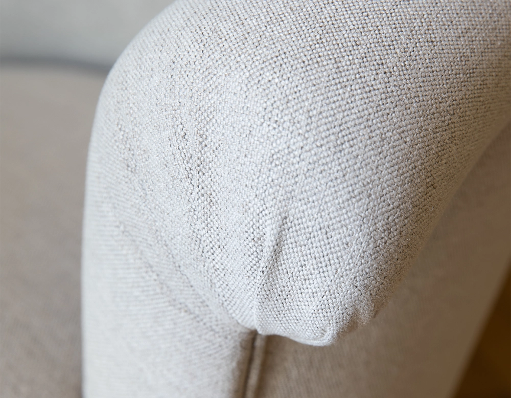Fauteuil crapaud avec accoudoirs pieds bois teinte noyer et tissu beige naturel haut dossier Fauteuil crapaud avec accoudoirs pieds bois teinte noyer et tissu beige naturel haut dossier