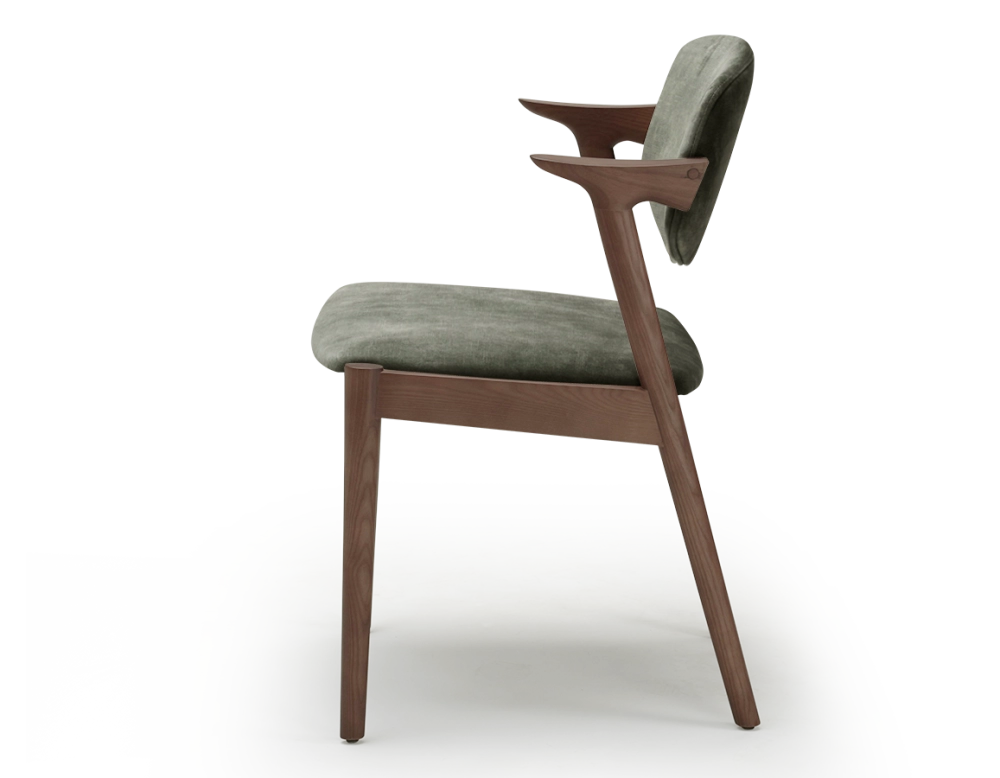 Chaise scandinave bois teinte noyer assise tissu velours vert forêt Chaise scandinave bois teinte noyer assise tissu velours vert forêt