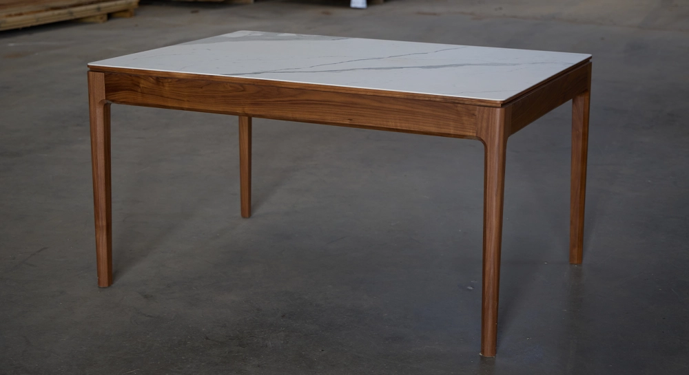 Table extensible 6 à 12 personnes en noyer et céramique allonges bois avec bois teinte naturelle et plateau céramique effet marbre blanc 140x100 cm Table extensible 6 à 12 personnes en noyer et céramique allonges bois avec bois teinte naturelle et plateau céramique effet marbre blanc 140x100 cm