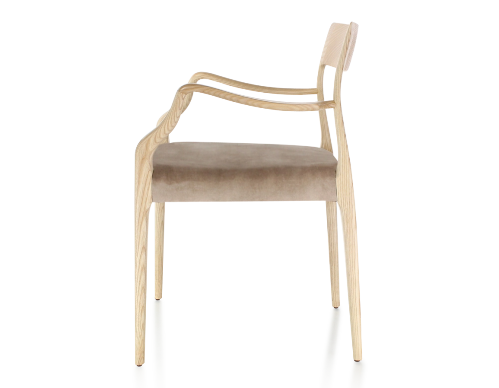 Chaise scandinave avec accoudoirs bois teinte naturelle assise tissu velours taupe clair Chaise scandinave avec accoudoirs bois teinte naturelle assise tissu velours taupe clair