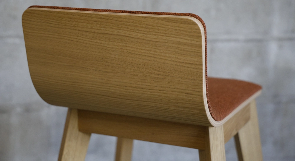 Tabouret design chêne teinte naturelle assise tissu corail