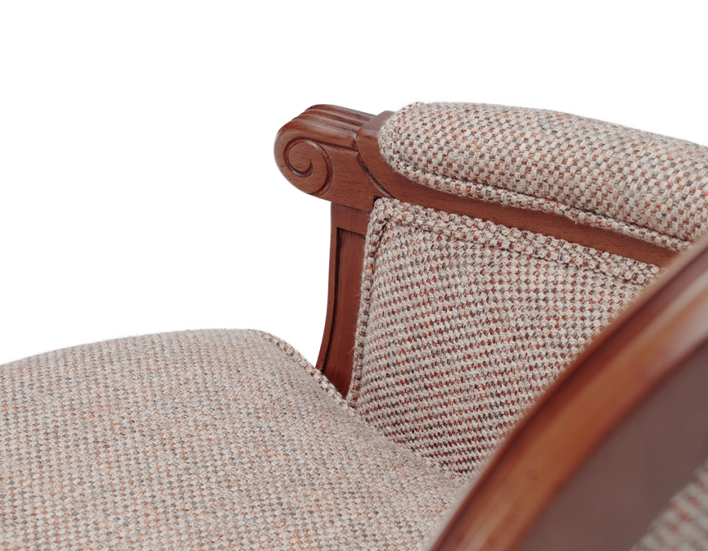Fauteuil bergère mouluré style Louis XVI bois teinte ancienne et tissu orange Fauteuil bergère mouluré style Louis XVI bois teinte ancienne et tissu orange