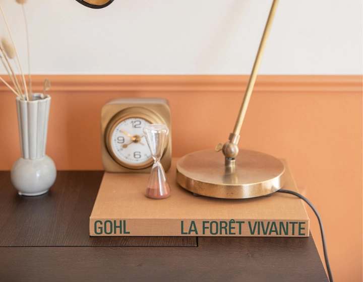 Lampe de bureau articulée noire abat jour noir intérieur doré Lampe de bureau articulée noire abat jour noir intérieur doré