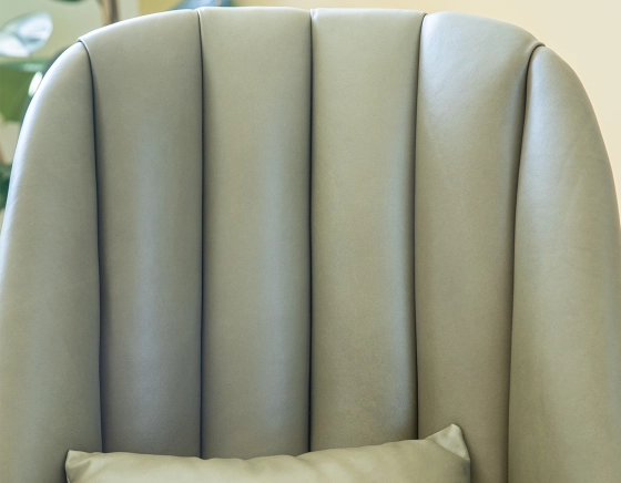 Fauteuil scandinave bois teinte naturelle et cuir vert kaki