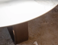 Table basse ronde en chêne et céramique avec bois teinte marron foncé plateau céramique effet marbre blanc 100 cm Table basse ronde en chêne et céramique avec bois teinte marron foncé plateau céramique effet marbre blanc 100 cm