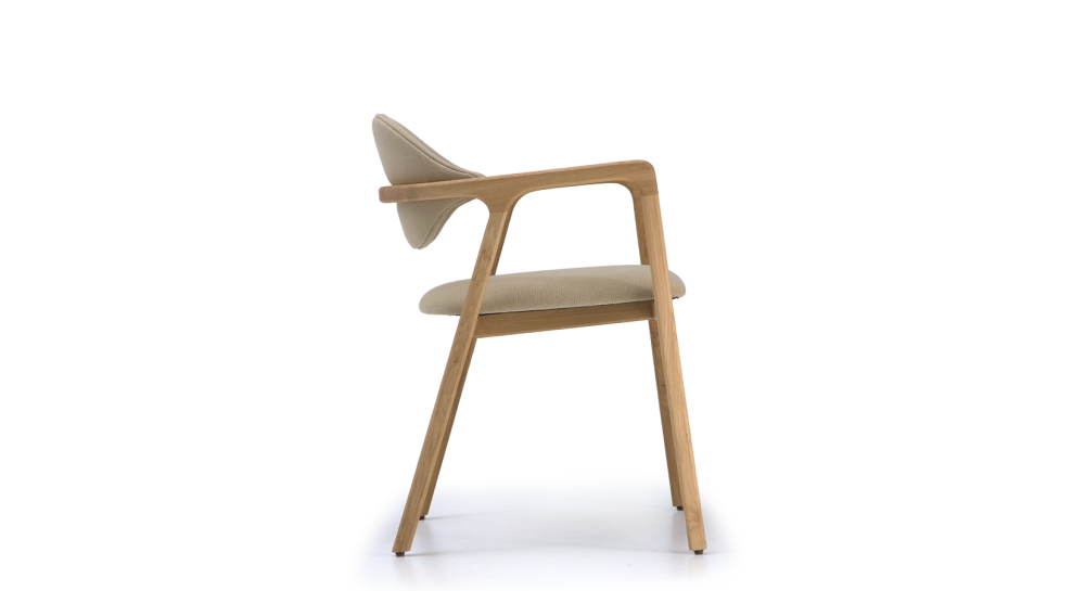 Chaise design avec accoudoirs en chêne bois teinte naturelle et tissu beige Chaise design avec accoudoirs en chêne bois teinte naturelle et tissu beige