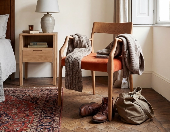 Chaise scandinave avec accoudoirs bois teinte naturelle assise tissu velours terracotta