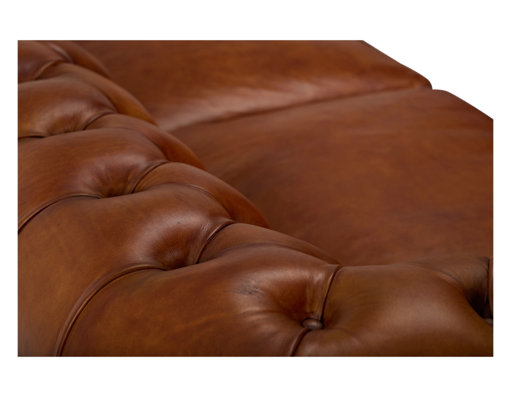 Canapé Chesterfield cuir 3 places marron clair accoudoirs cloutés Canapé Chesterfield cuir 3 places marron clair accoudoirs cloutés