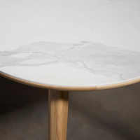 Table salle à manger 6 à 10 personnes en chêne et céramique avec bois teinte naturelle et plateau céramique effet marbre blanc 210x90 cm Table salle à manger 6 à 10 personnes en chêne et céramique avec bois teinte naturelle et plateau céramique effet marbre blanc 210x90 cm